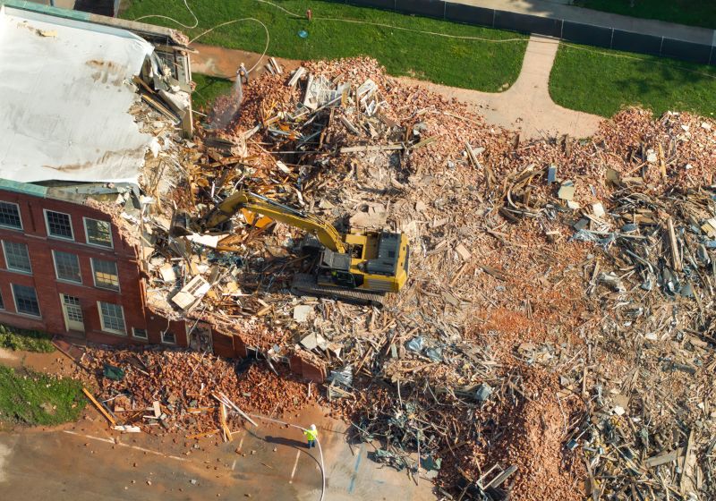Vista aérea de una excavadora realizando un derribo.