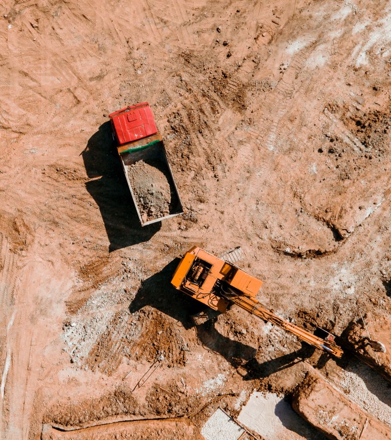 Vista aérea de trabajos de excavación, vaciado y nivelación de terrenos. Concepto de movimientos de tierra.